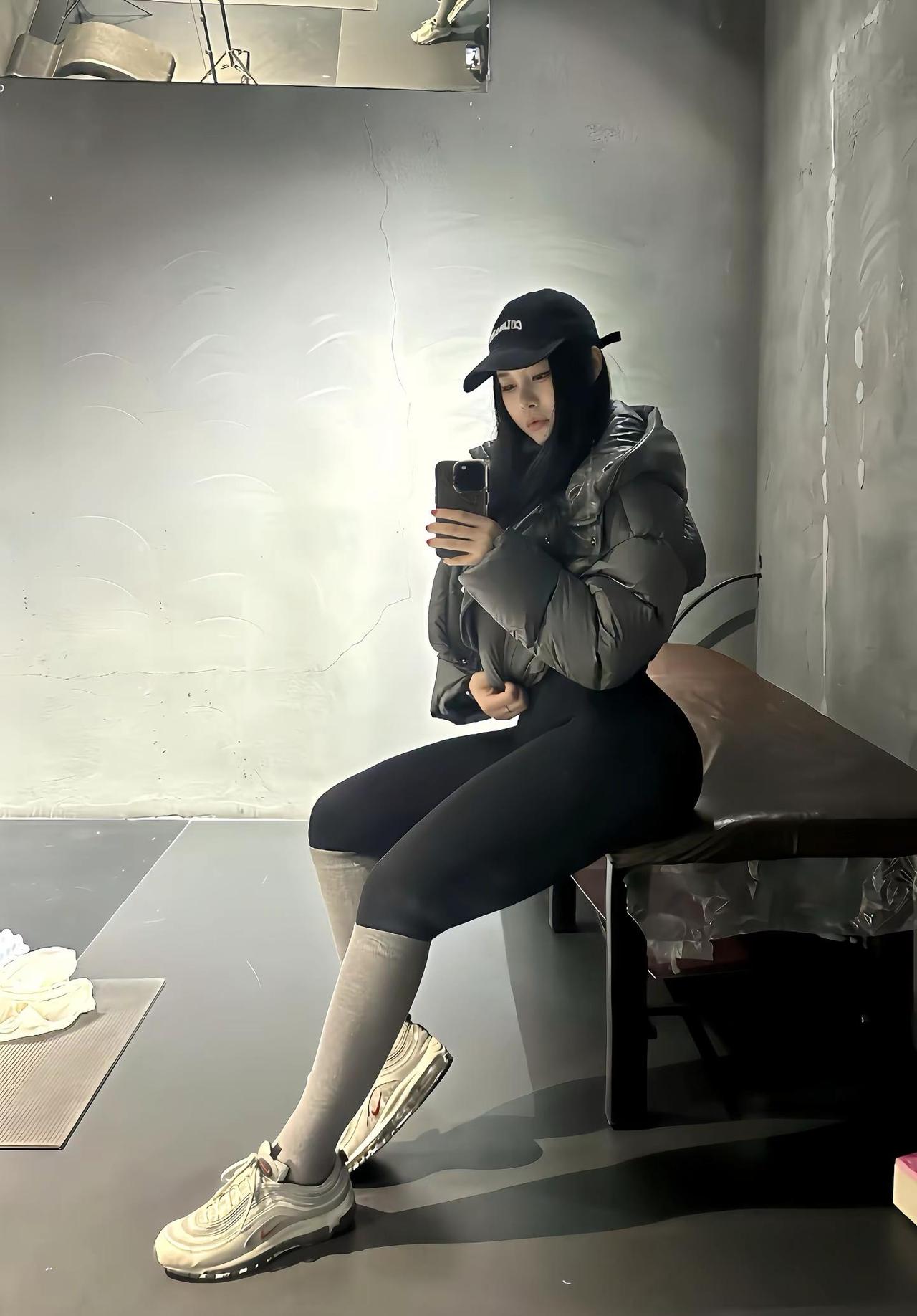 健康和健忘是幸福的关键。健身穿搭 健身日常 毫无训练痕迹 撸铁女孩