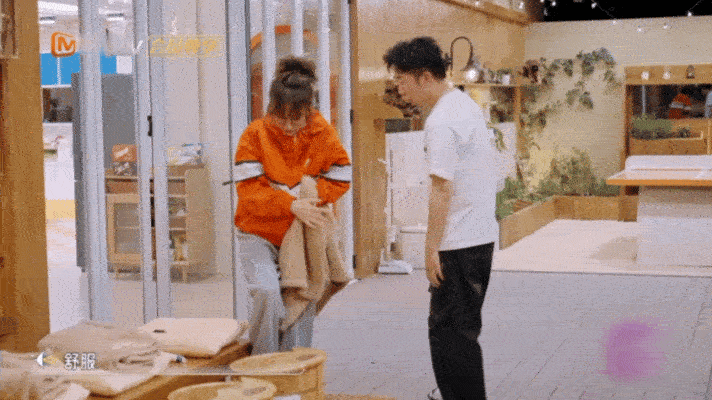 吴昕来到最适合她的综艺昕姐看到泡脚桶两眼放光哈哈哈哈昕姐太适合这个节目了我们的宿