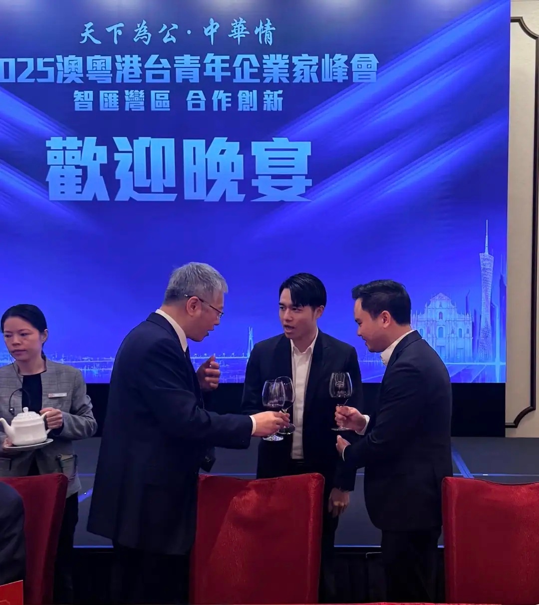 霍启山出席活动同场何猷亨，俩阔少相谈甚欢，何猷亨发型一丝不苟！ 