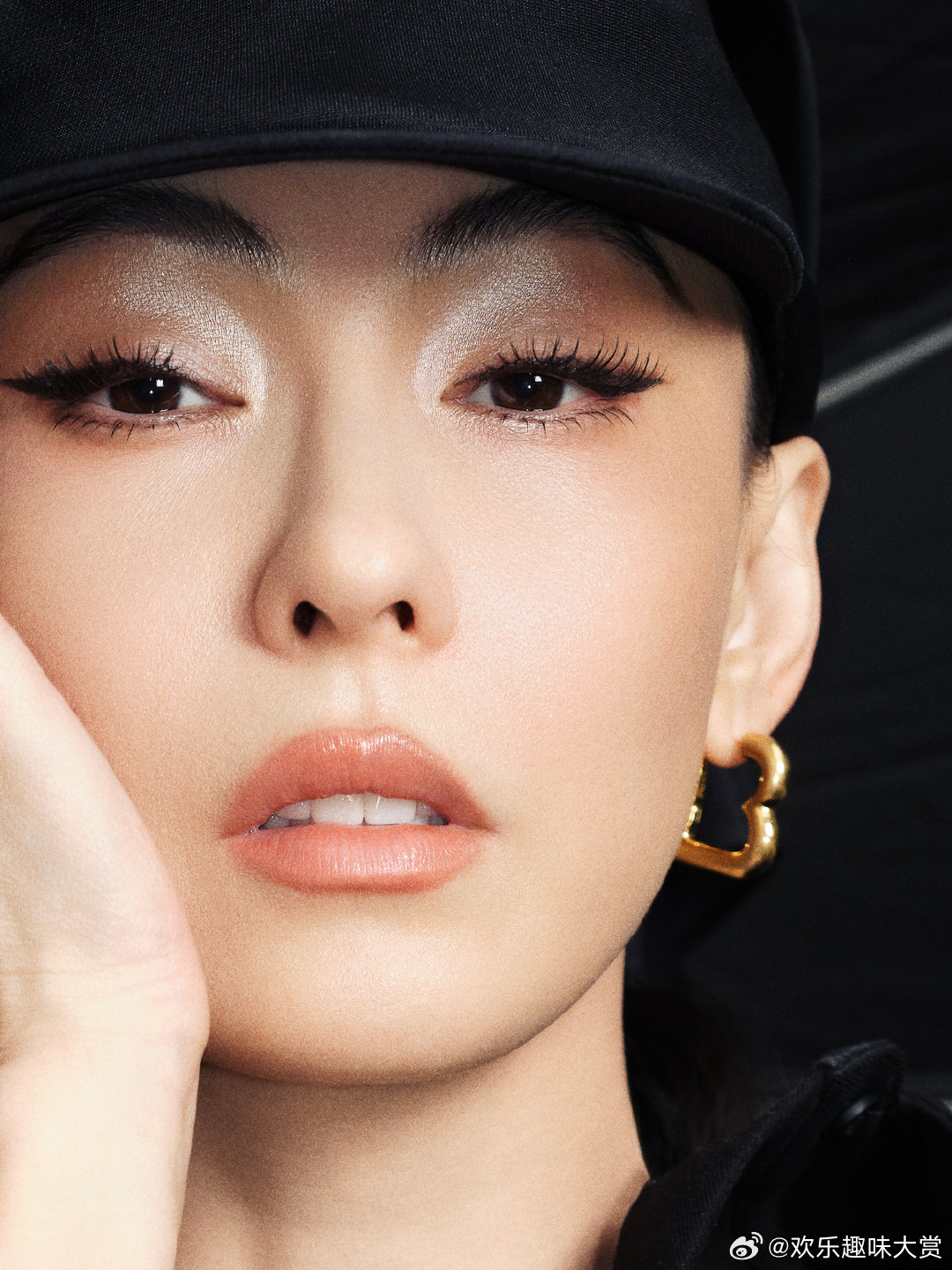 张柏芝黑色花苞裙巴黎世家偶遇张柏芝张柏芝这身黑色花苞裙真的美到我了，简约穿搭穿出