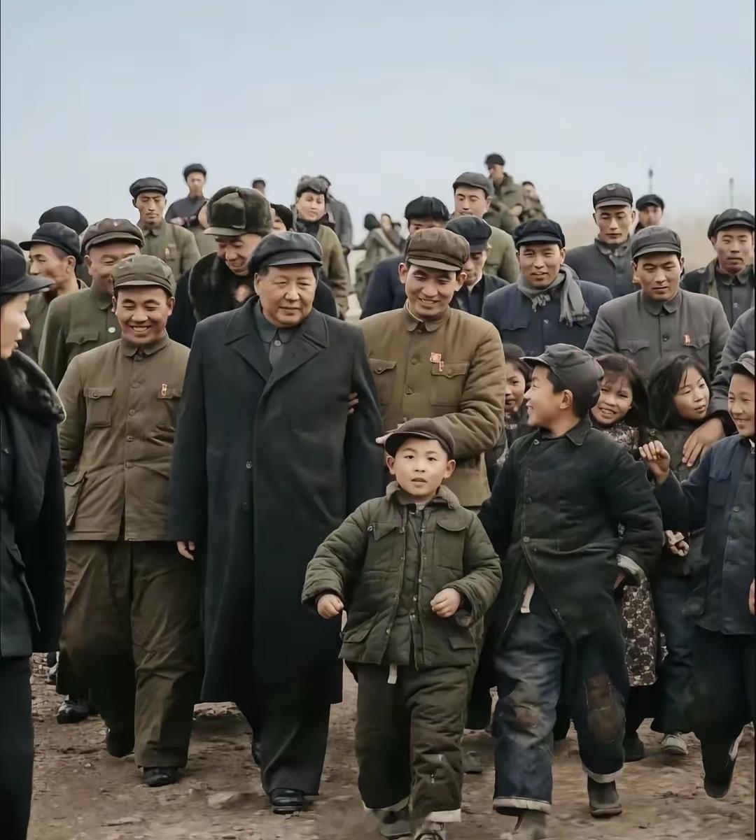 这是一张被修复过的照片。1953年2月18日，蛇山黄鹤楼遗址附近，教员被一个小女