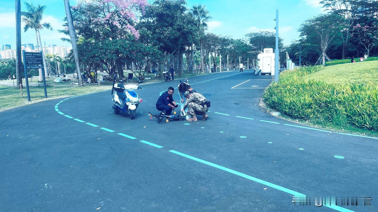 “咣当！”小朋友真不巧，刚骑到深圳前海石公园武警亭附近拐弯处时，童车没刹好，摔了