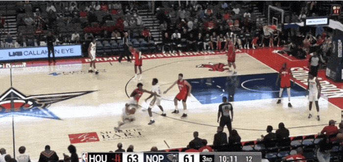 无情！普尔突破上篮被申京直接摁下！
在今天NBA季前赛鹈鹕对阵火箭的第三节比赛中