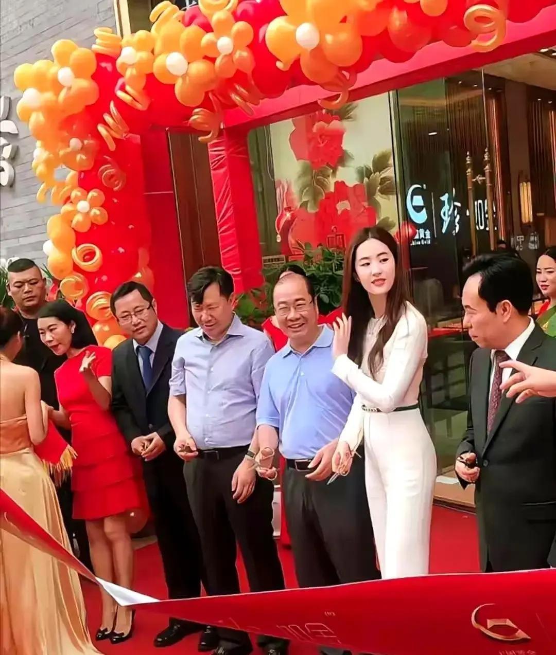 评论区直接炸锅！刘亦菲最新生图一出，全网都在数她腿有多长。
 
她往那儿一站，旁