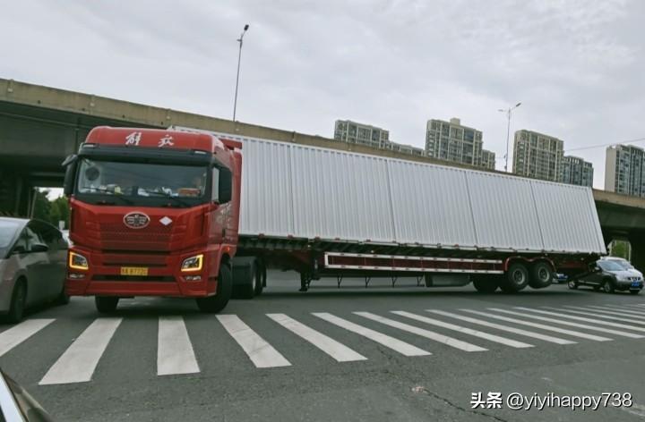 不少新手开车上路时顺顺当当，可一到倒车就犯难了，方向盘乱打一通，车越倒越歪。我就