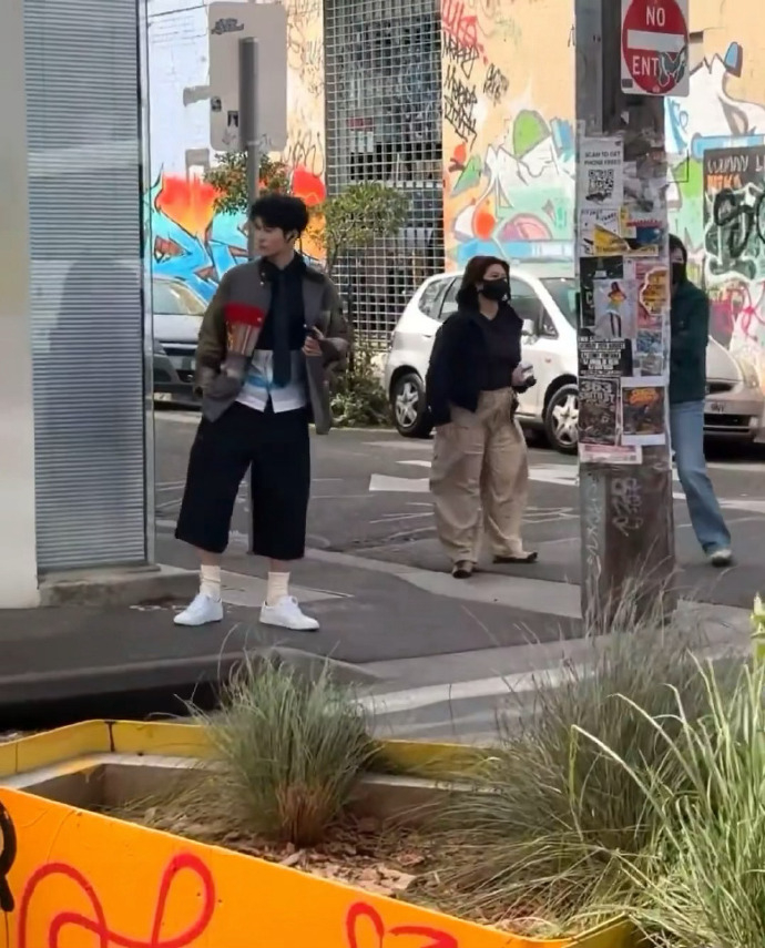 网友澳洲街头偶遇于适 有网友在澳洲街头偶遇于适，完全男大！太帅了！ ​​​