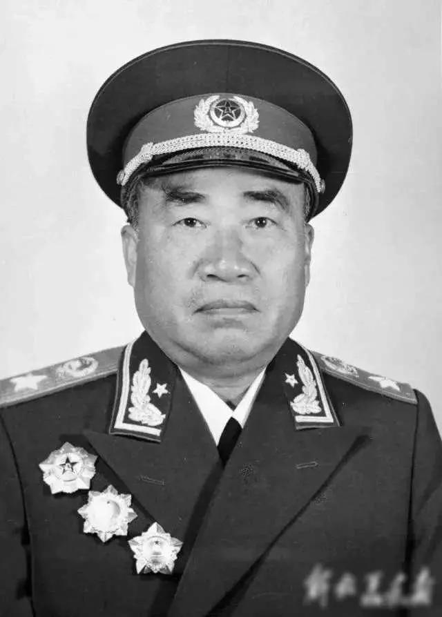 关切之情
        有一段时间，警卫部队的炊事班离朱老总的驻地较远，执行警