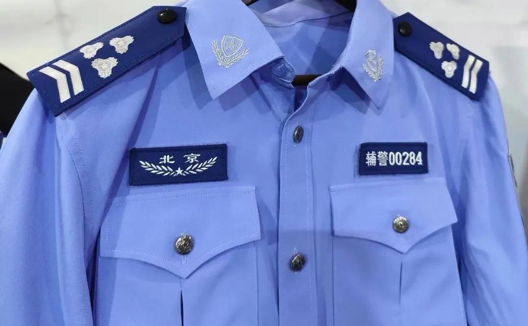 有网友提出“一级辅警可对标民警科长”的观点。

显然，这种观点并不正确。

辅警