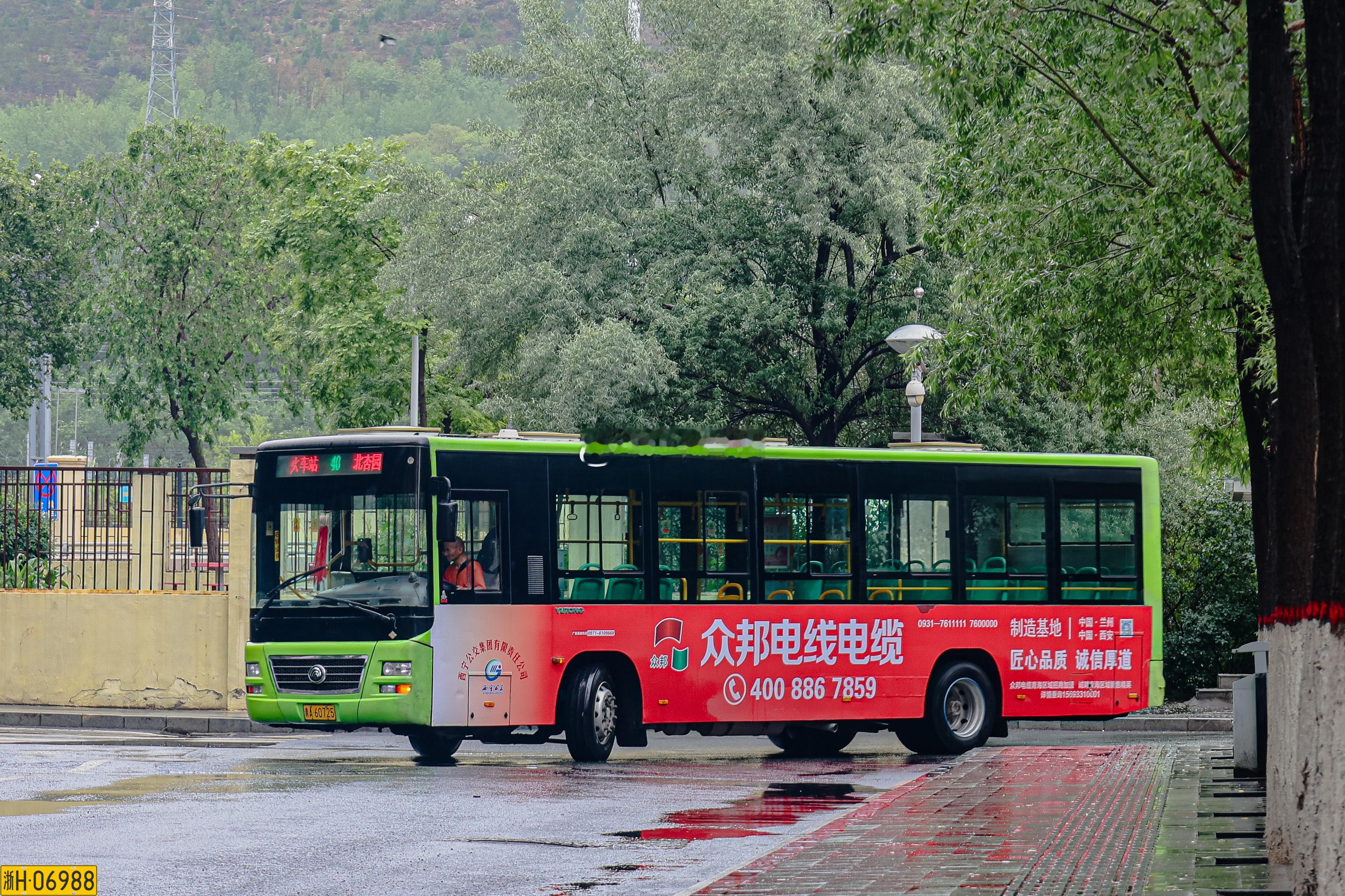 夏都西宁前不久匆忙下线的传统燃料公交车