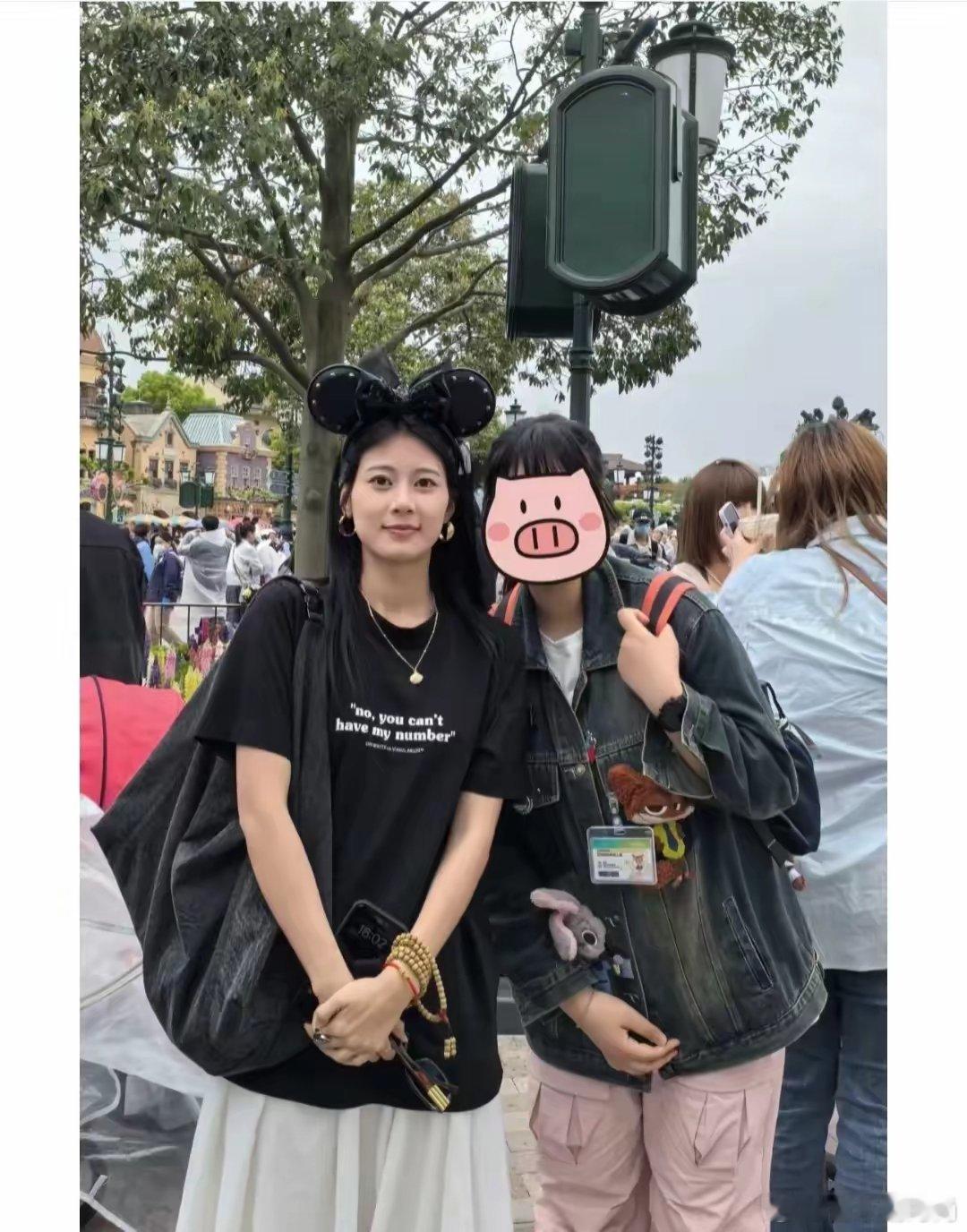 网友偶遇赵昭仪，明星都喜欢去迪士尼啊，她穿得确实好贴地气，又不失气质 ​​​