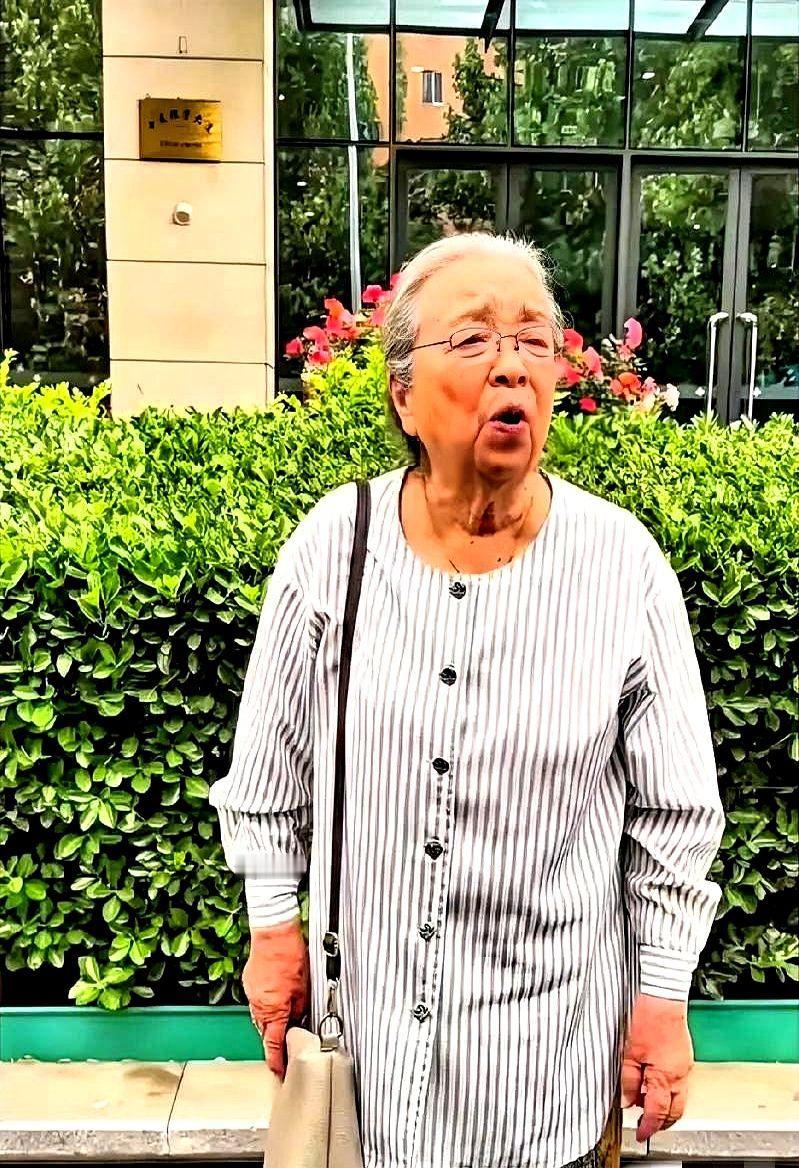 90岁李明启现身菜市场，听见那个名字时还是愣住了。

28年前她把反派演得太绝。