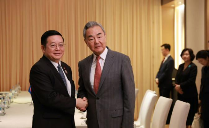 高规格安排中国。当地时间 7 月 21 日，王毅抵达菲律宾马尼拉，单日接连会见东