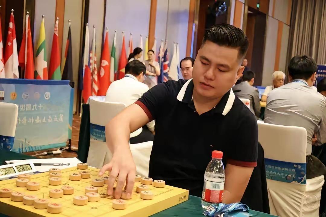 赖理兄十番棋败给曹岩磊，随后在“酒祖杜康杯”红帅组，又是2战皆败。
红帅组李翰林