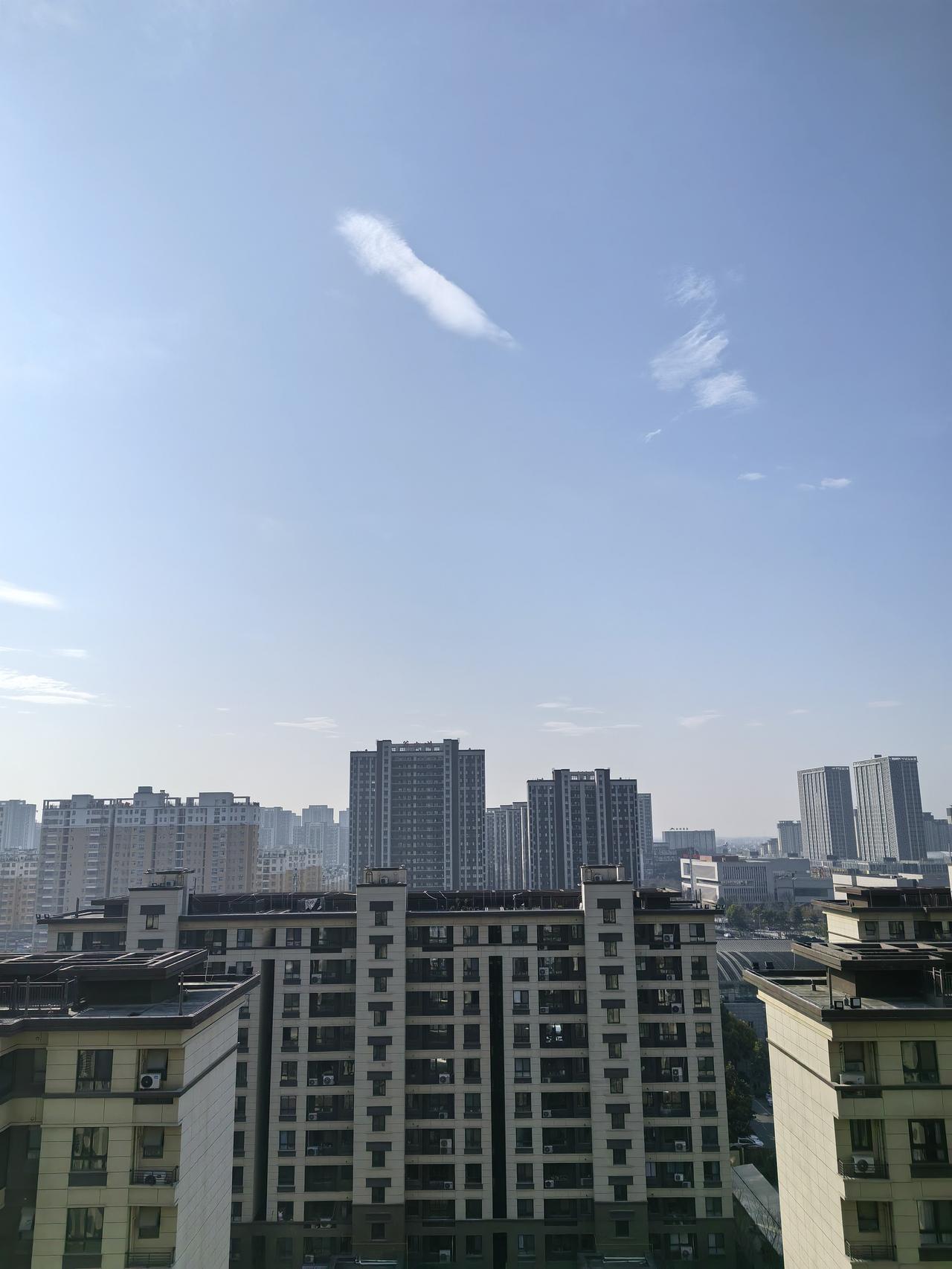 冬日生活打卡季今天的太阳☀没有昨天暖和，夹杂着冷冷的冬风，让人不禁发冷。天空的几