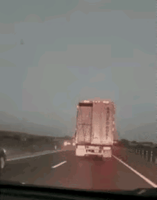 这个货车怎么回事？是出事故了还是故意别车，最后把自己给拍地上了