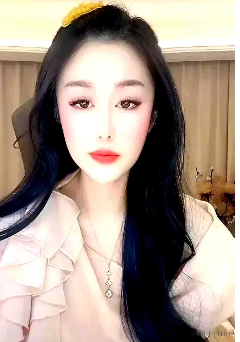 性和金钱

性与钱，常是男女的开关

性，能催男人使劲赚钱

钱，能让女人安心顾