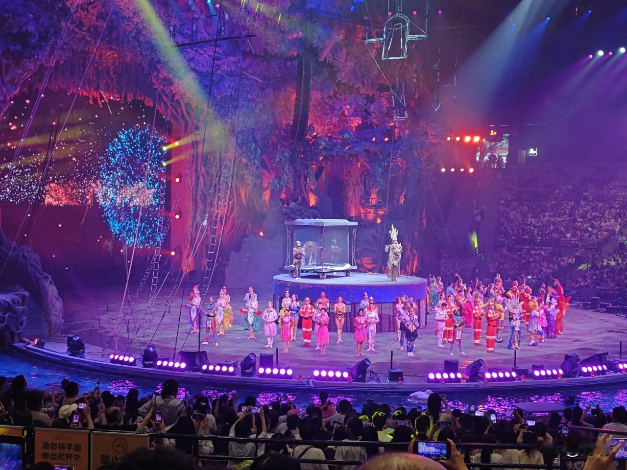 春晚是中国人过年的重要仪式感，四十多年来留下了无数经典节目。以下是一些令观众难忘