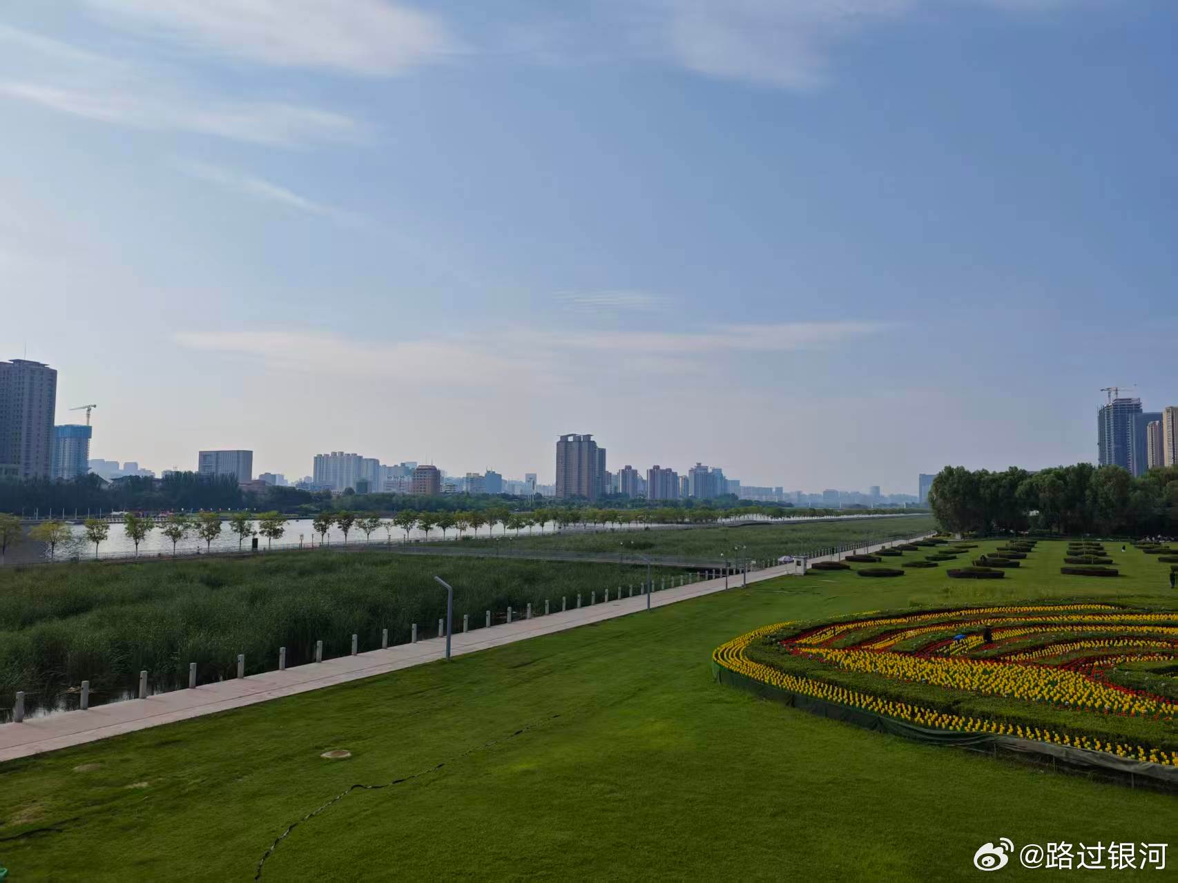坐了四小时高铁去太原出了个差，会议现场看到席签震惊了。会议间隙大家叽叽喳喳的叙旧