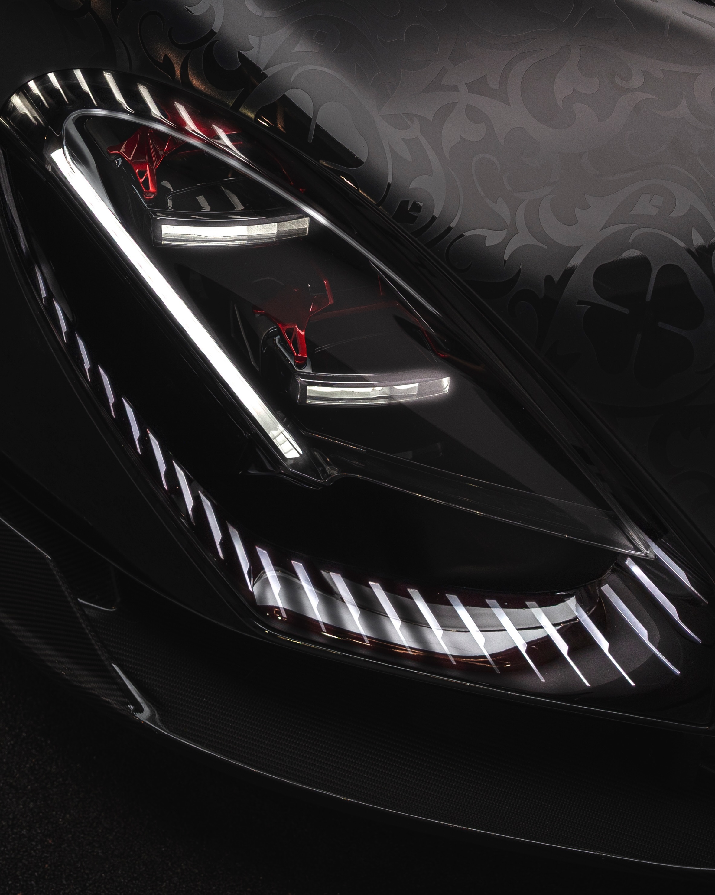 一天一张文艺照 专为巴黎车展定制的33 Stradale，红黑色锦缎风格的涂装，