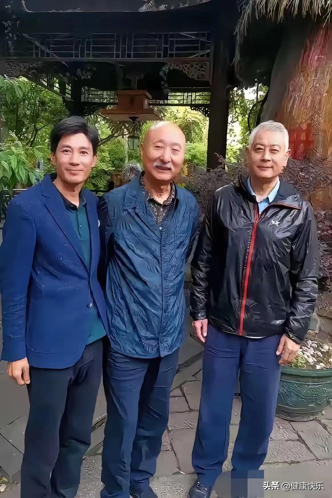 看这几位老人，当年也是响当当的大明星，如今老了，就和我们村冬天晒太阳的老头一个样