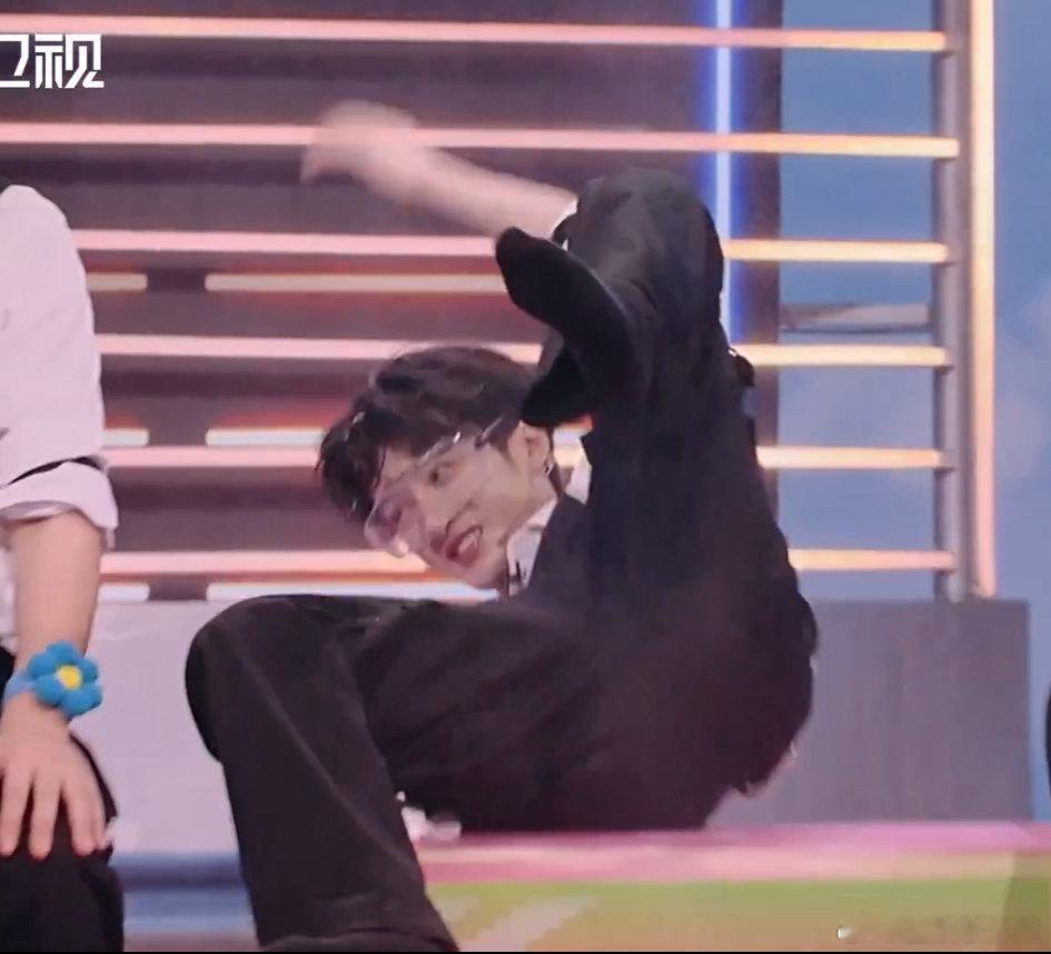 水炮威力太顶了，檀健次被喷到怀疑人生，眼神都放空了～ 