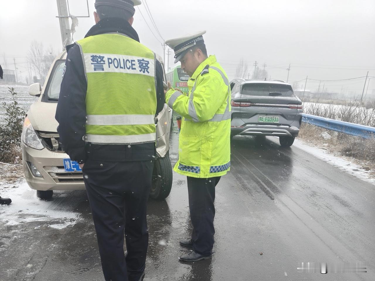 下雪天气注意安全，踩刹车蒙了，对锌干了，辛好是全险，人没事，等保险公司来拖车。