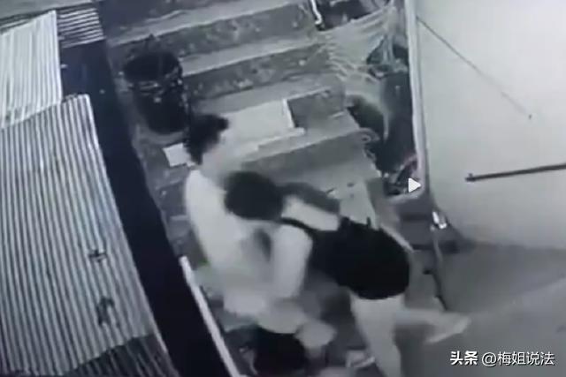 云南，有一位小伙子是同性倾向，每一次跟男性朋友在发生亲密的行为的时候，保护都非常