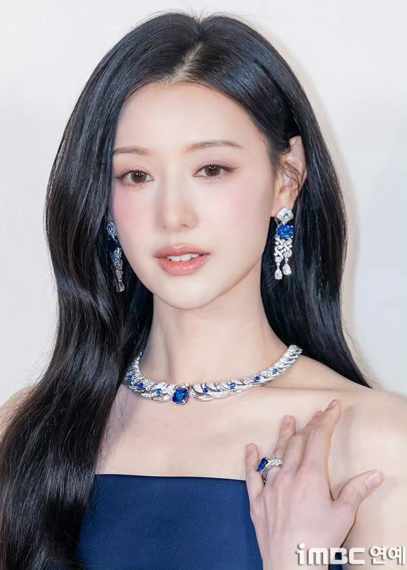 金智媛张元英活动造型金智媛与张元英的同框造型固然亮眼，但关于身材的两极评价也引发