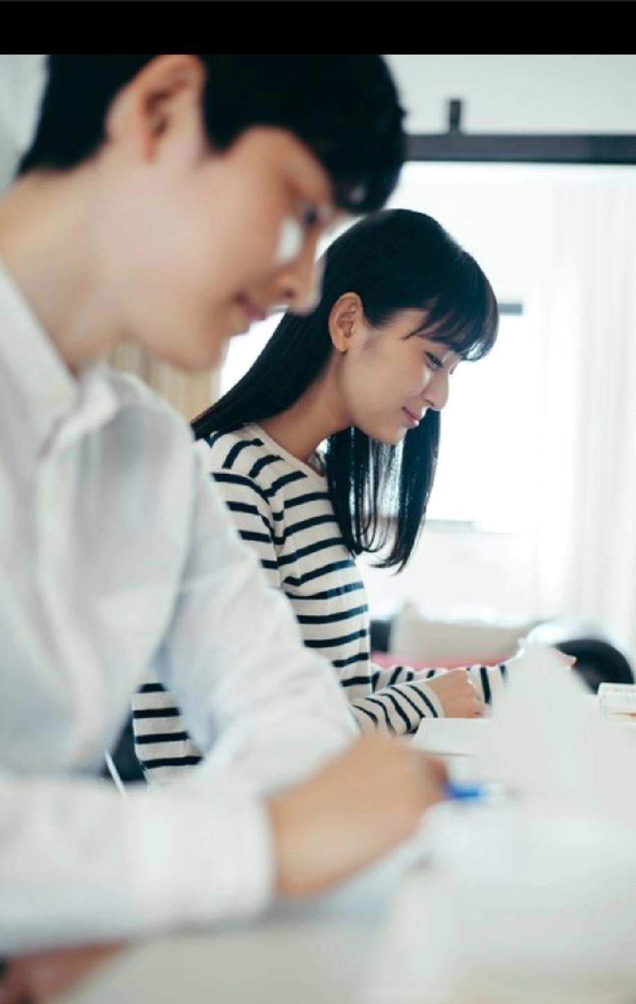 不让孩子在高中阶段谈恋爱是对的。
春节终于有时间和朋友相聚聊天，一聊起孩子，朋友