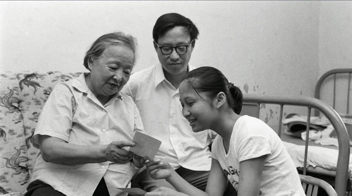1949年，陈毅听说，国军抗日名将谢晋元的遗孀带着4个孩子流浪街头，心生不忍，连