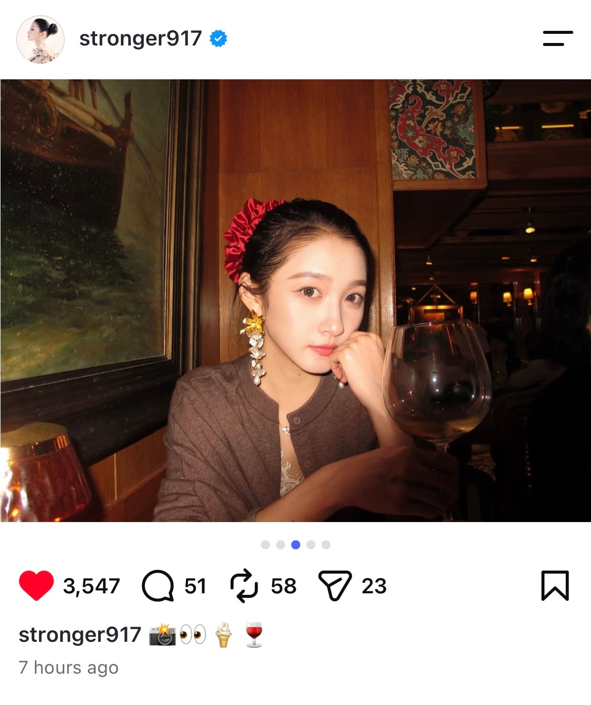 关晓彤[超话] 听说晓彤更新了，翻出八百年不用的ins 去给她点赞。这张拍得色彩