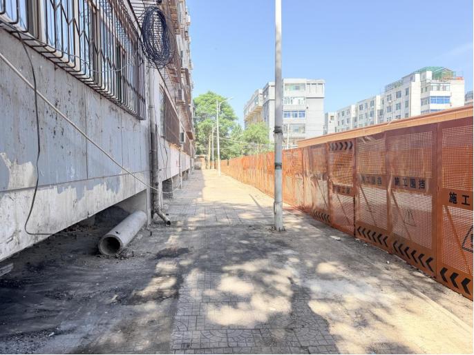 98间彩钢房永久消失，榆次区堡新街便民市场退入一旁原废品收购站院盖下的新市场
此