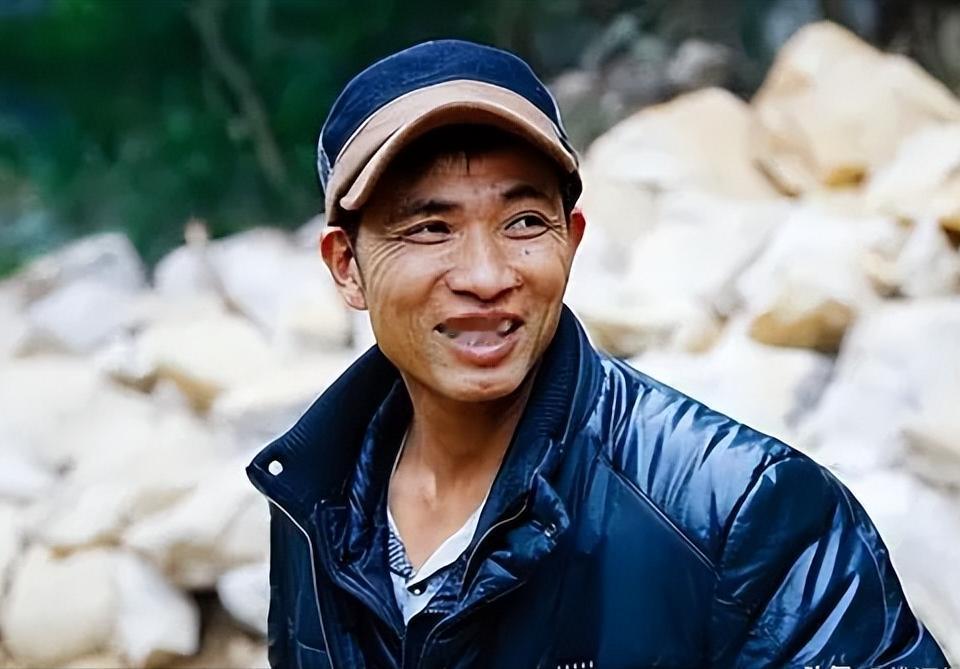 [微风]2014年，广西一男子肝癌晚期，他自掏腰包17万修路，却不治病。哪料，修