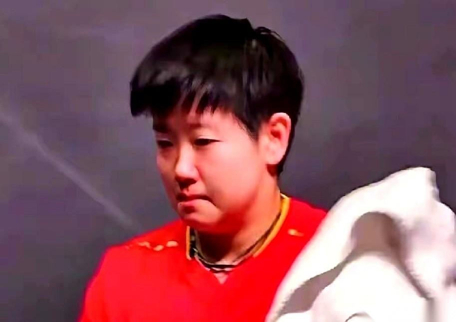 孙颖莎一哭，我心都碎了。
真的。
镜头怼着那张憋着劲儿不想哭、但眼泪就是不争气的