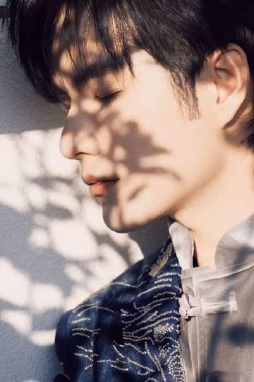 张颜齐央视小春晚主持首秀谁被张颜齐央视主持首秀惊艳到，从容不怯场，控场自然流畅，