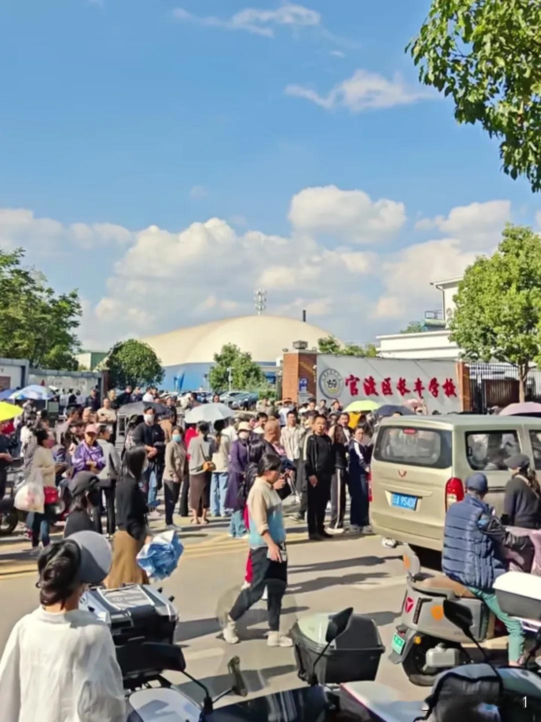 #秋日生活打卡季# 
爱，是人间最美的风景。
昆明市官渡区长丰学校门口，人山人海