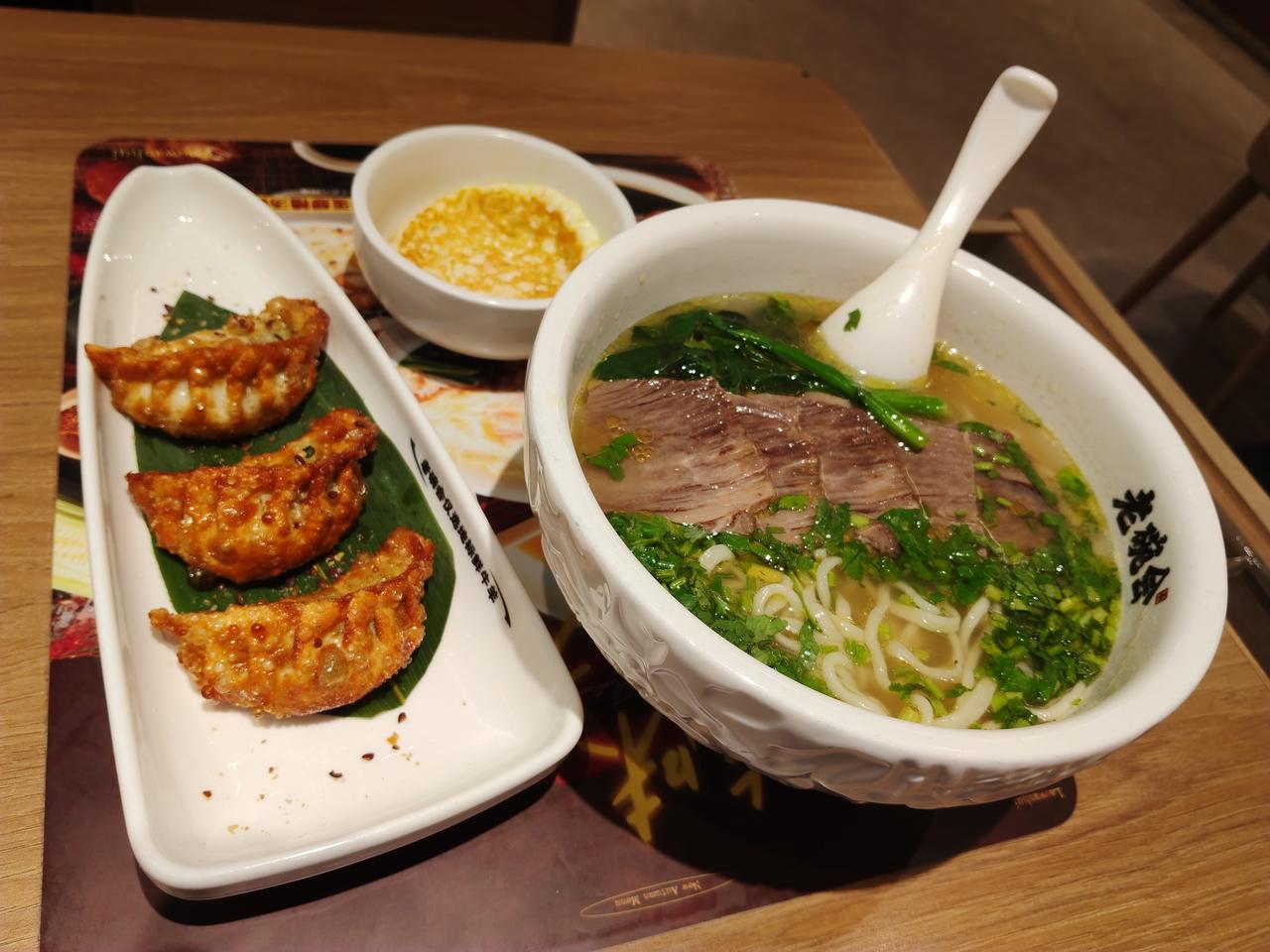 我对陕西的面食还是情有独钟。

晚上跑步归来，有些疲倦，不想做饭。路过老碗会，又