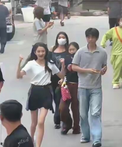 关晓彤片场一路小跑迎接爸爸探班，明星光环瞬间全无，没有剧本、没有摆拍，纯粹又真实