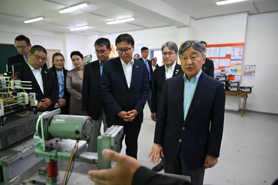 蒙古国可真够重视日本天皇的，派外长巴特策策格全程陪同日本天皇德仁，据报道，日本天