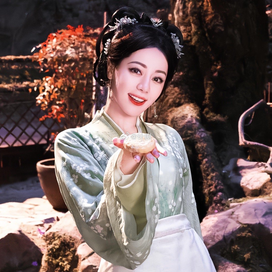 白日提灯10后小演员哭戏 每次看迪丽热巴演戏都很安心，情绪拿捏精准，和小演员同框