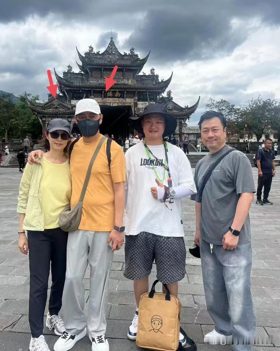 这是明星们出门游玩时的一张合影，多数人只能认出右边的老演员黎耀祥，98版《西游记