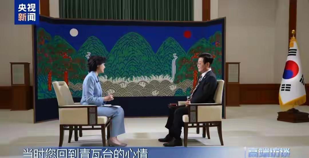 韩总统重返青瓦台后首次采访给了央视，这一幕不仅仅是一次普通的新闻事件，更像是一场