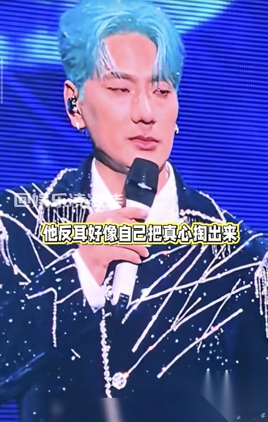 我不否认海来阿木跪得真诚， 我也不否认他感恩发自内心， 但唯一让我不舒服的是，全