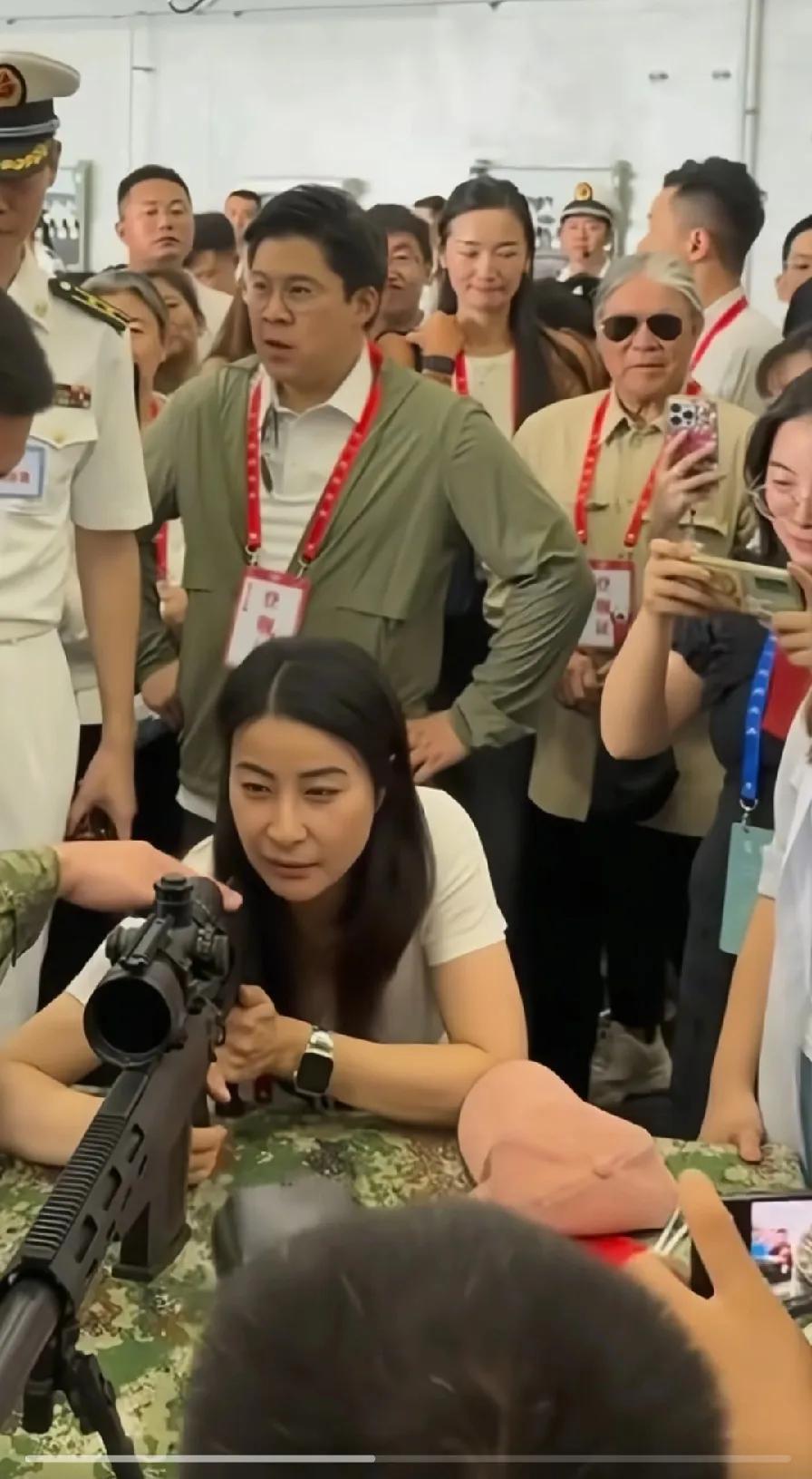 郭晶晶，在山东舰上，体验枪械操作，可惜大儿子霍中曦没来，小孩子最喜欢这个了，霍中