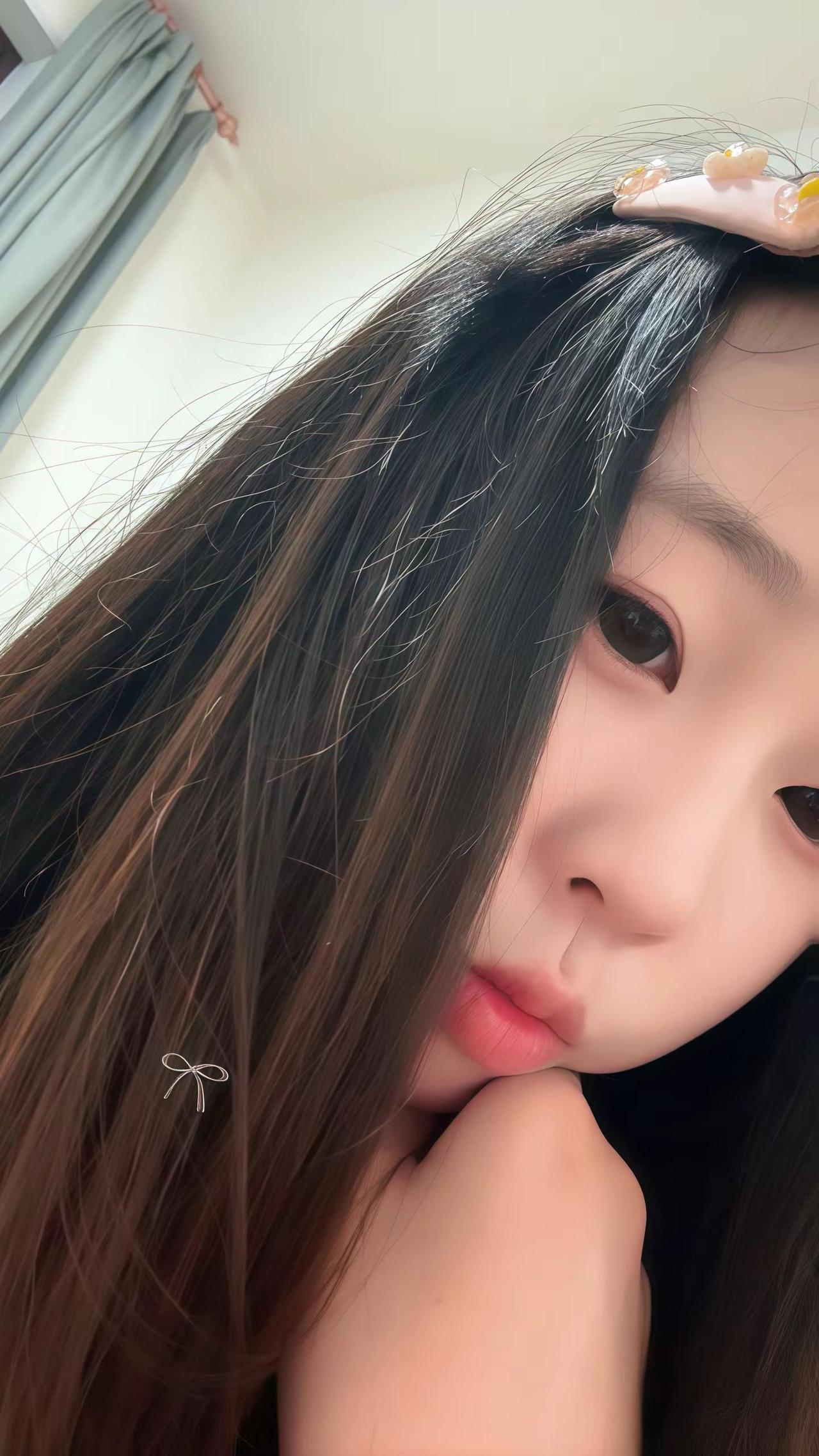 嫉妒你身边每一个无关紧要的人 怎么能轻易地见到我朝思暮想的你