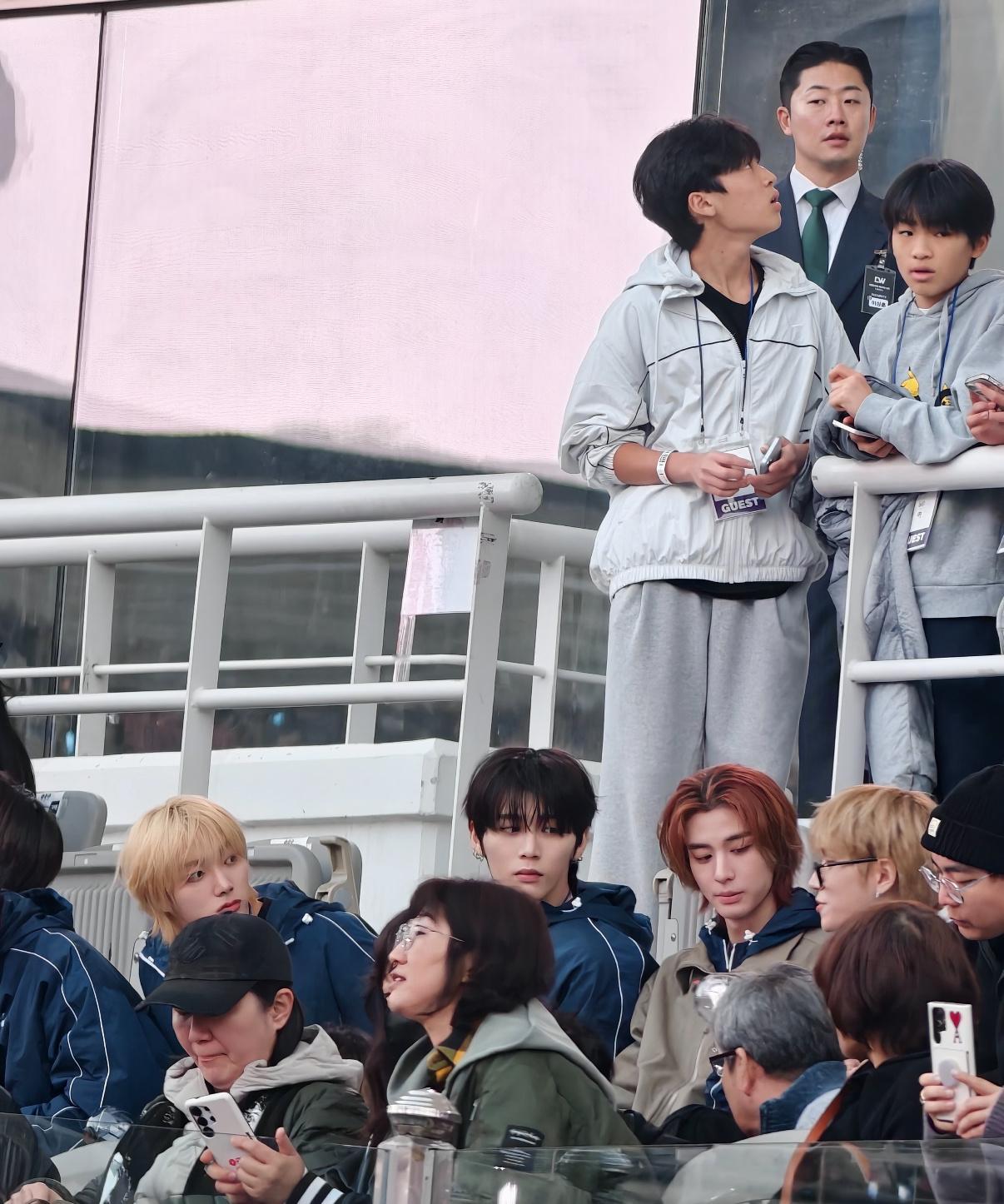门童和enhypen都出现在今天的防弹少年团演唱会了！前天txt和hybe预备新