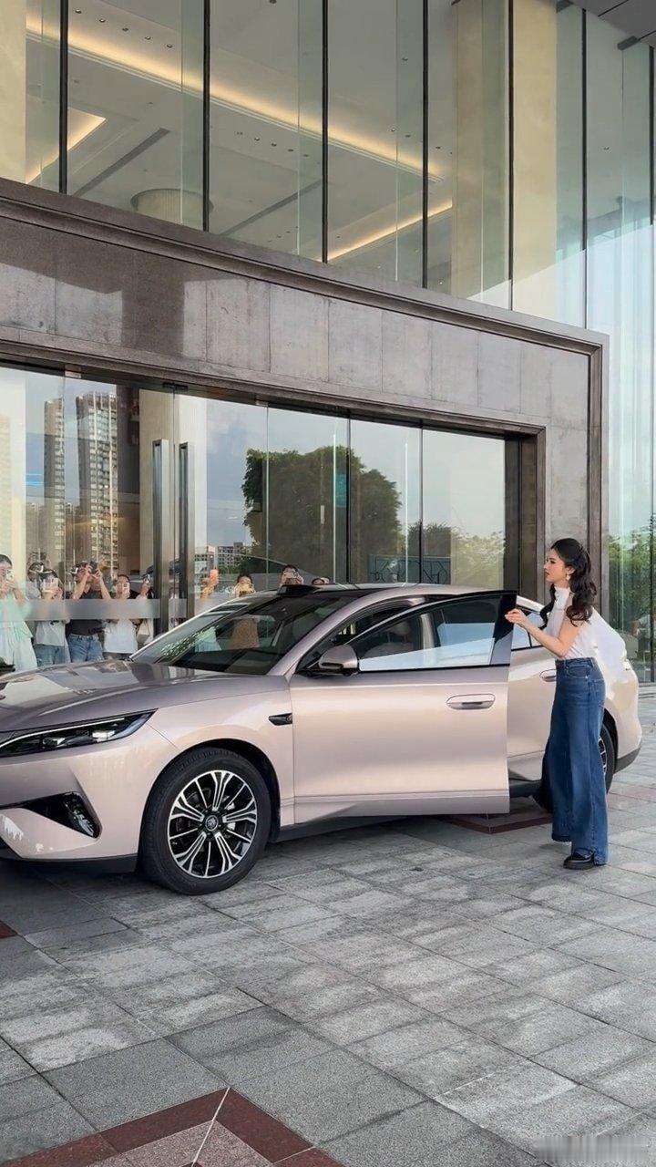 张婧仪张婧仪开车上班张婧仪自驾开车上班 张婧仪自驾比亚迪开车上班，参观比亚迪公司