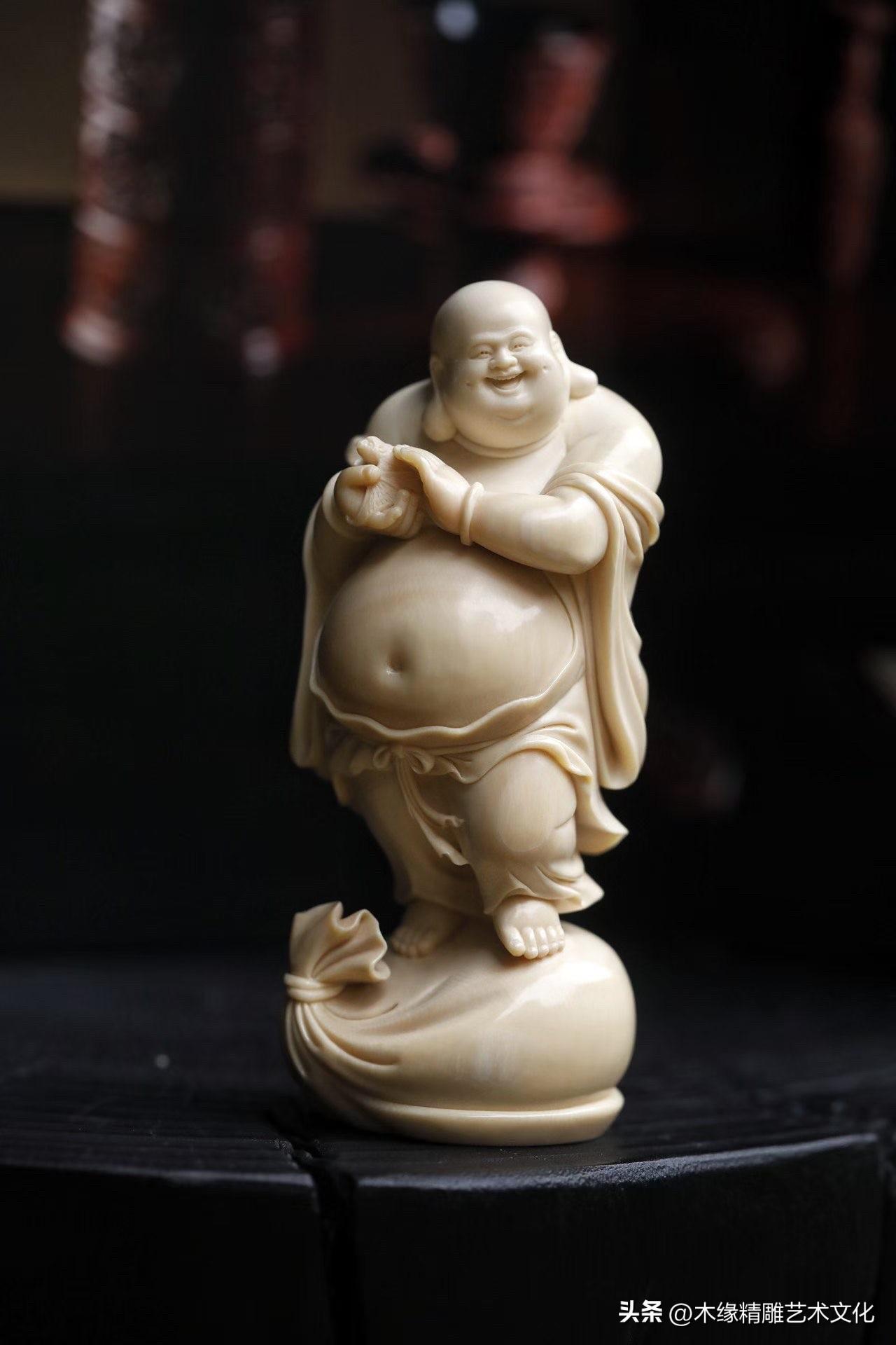 有些题材，看见就会让人心情变好。

这尊弥勒以猛犸材质雕琢而成，温润细腻，光泽柔