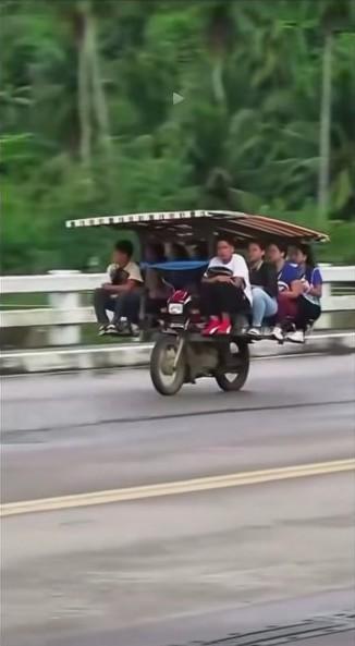 菲律宾一辆两轮摩托车竟能搭载8名乘客，这载客能力与印度相比也毫不逊色，这车质量也