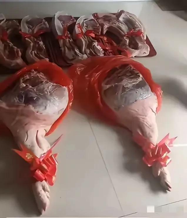 记得哥哥第一次去嫂子家给丈母娘拜年的时候，
买了11个大猪蹄子。
提前几天跟人预